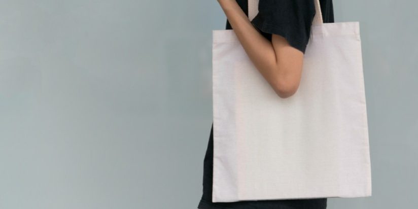 kobieta z torbą materiałową na ramieniu