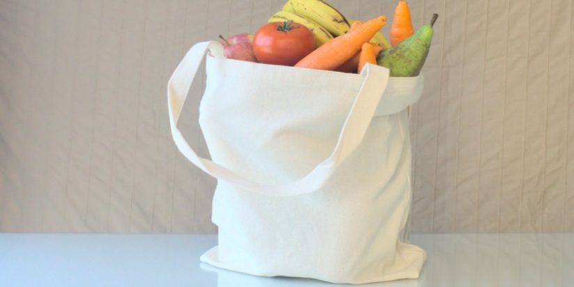 warzywa i owoce w bawełnianej torbie